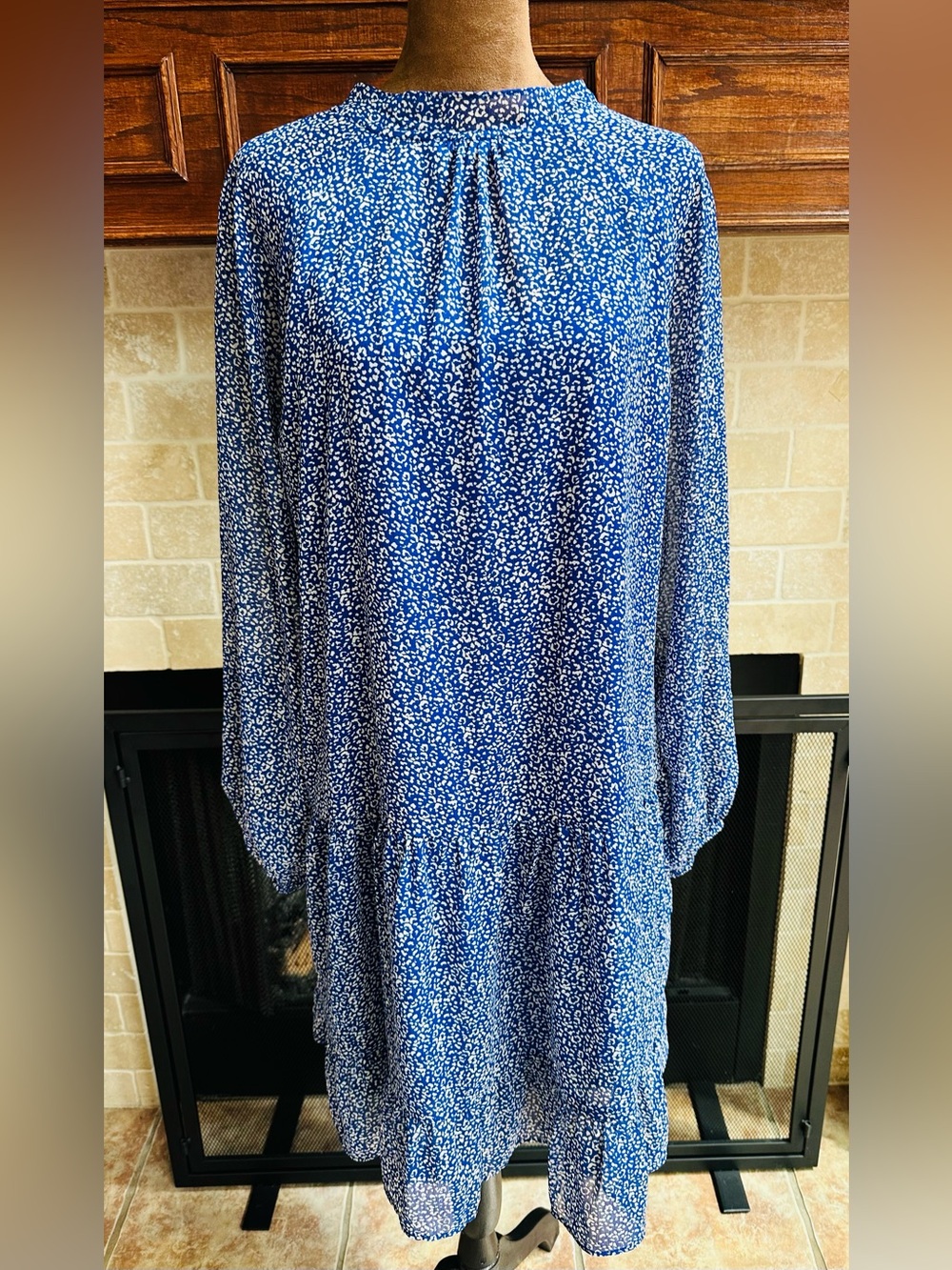2-Piece Blue Floral Long-Sleeve Women’s Dress
By Banana Republic SZ L
